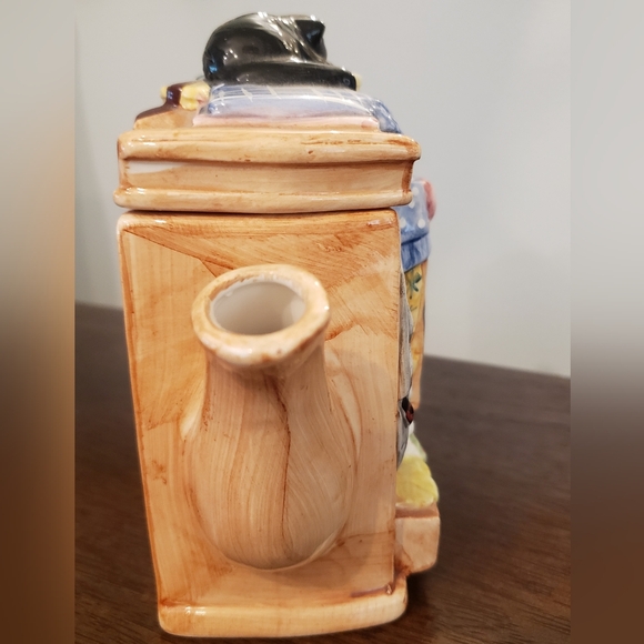 Wardrobe Shaped Teapot with Cat & Dog - Picture 4 of 10